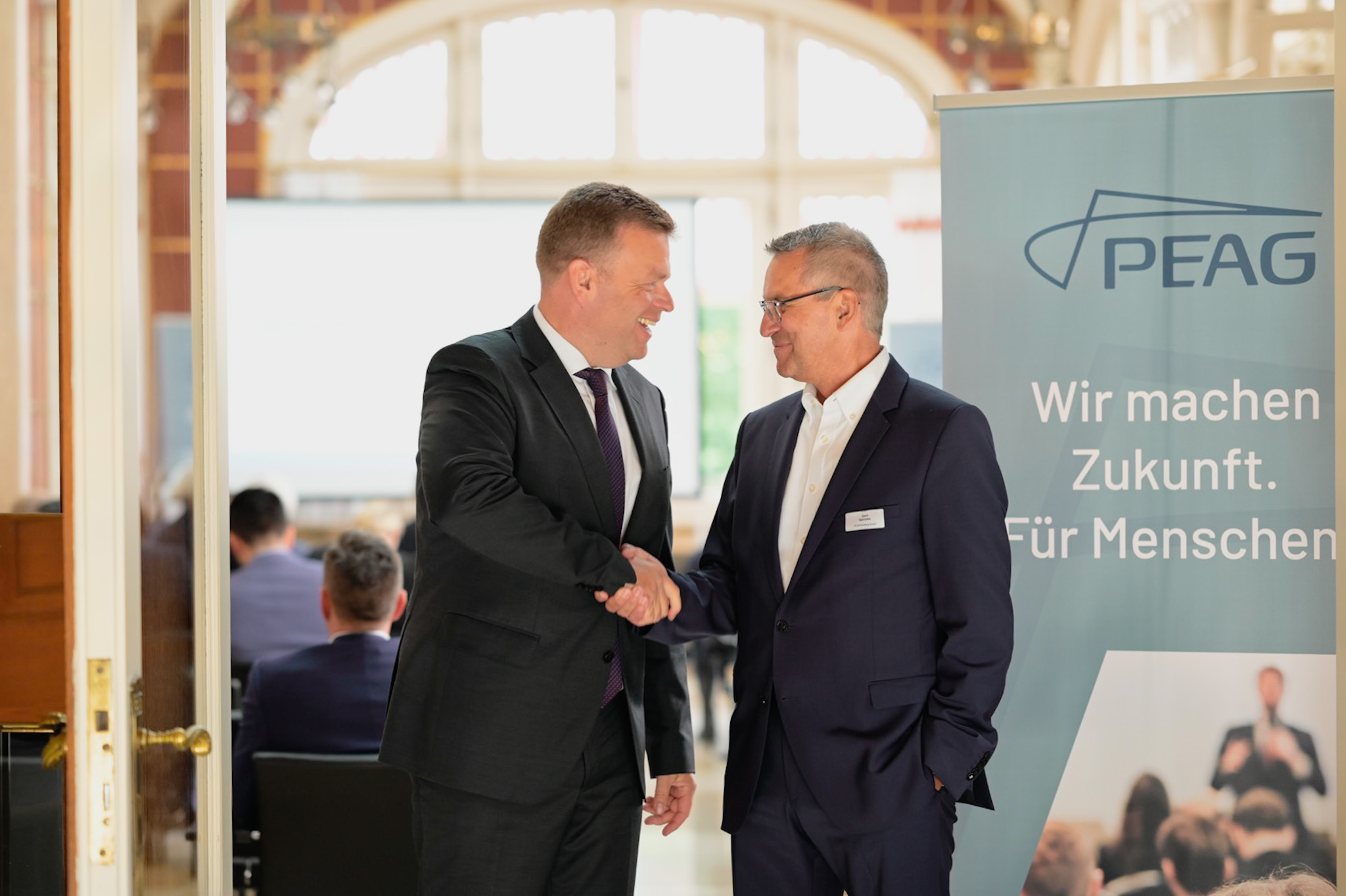 Matthias Heidmeier (links), Staatssekretär im Ministerium für Arbeit, Gesundheit und Soziales NRW, und Gerd Galonska, Sprecher der Geschäftsführung der PEAG Holding GmbH (Fotos: Gesche Schmidt/designparaplus)