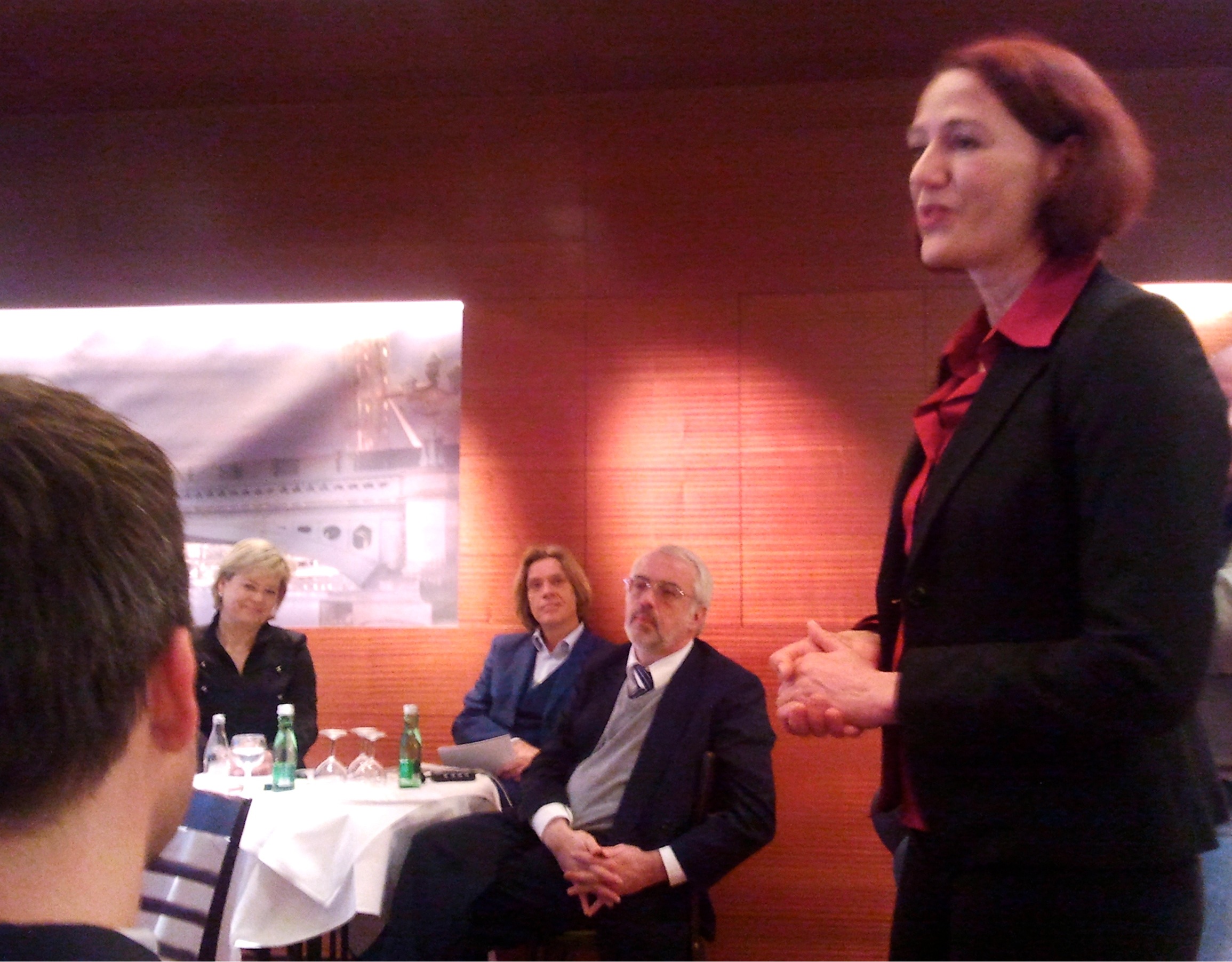 von links: Debatte zum Frühstück mit Dr. Gesine Lötzsch, Parteivorsitzende der Partei die LINKE, Moderator Hajo Schuhmacher und Karl Brenke, Arbeitsmarktexperte des Deutschen Instituts für Wirtschaft (DIW)