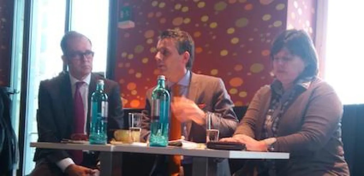 von links: Oliver Bell, Oliver Stock (Moderation) und Dr. Birgit Beisheim bei der PEAG Personaldebatte