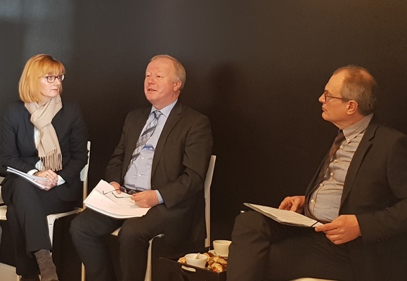 von links: Moderatorin Martina Fietz, Peter Weiß, MdB der CDU/CSU-Bundestagsfraktion und ihr arbeitsmarktpolitischer Sprecher, und Ulrich Lilie, Präsident Diakonie Deutschland