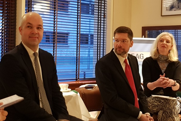 von links: Prof. Marcel Fratzscher, PhD, Präsident, Deutsches Institut für Wirtschaftsforschung e.V. (DIW), Christian Hirte, MdB, Staatssekretär beim Bundesminister für Wirtschaft und Energie, und Moderatorin Ute Welty