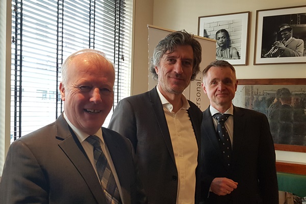 von links: Peter Weiß, MdB, CDU/CSU-Bundestagsfraktion, Moderator Gerhard Schröder, und Roland Wolf, Bundesvereinigung der Deutschen Arbeitgeberverbände, Leiter der Abteilung Arbeits- und Tarifrecht.