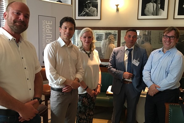 von links: Sven Kramer, Geschäftsführer der PEAG Holding GmbH, Prof. Enzo Weber, IAB-Forschungsbereichsleiter Prognosen und Strukturanalysen und Inhaber des Lehrstuhls für Empirische Wirtschaftsforschung, Moderatorin Ute Welty, PEAG Personal-Geschäftsführer Oliver Claßen, und Hartmut Rauen, Hauptgeschäftsführer beim Verband Deutscher Maschinen- und Anlagenbau (VDMA)