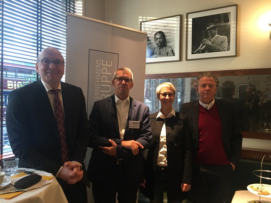 von links: Dr. Hans-Peter Klös, Institut der deutschen Wirtschaft (IW Köln), Geschäftsführer und Leiter Wissenschaft, Gerd Galonska, Sprecher der Geschäftsführung der PEAG Holding GmbH, Nadine Schön, MdB, stellvertretende Vorsitzende der CDU/CSU-Bundestagsfraktion für die “Digitale Agenda”, und Moderator Daniel Goffart