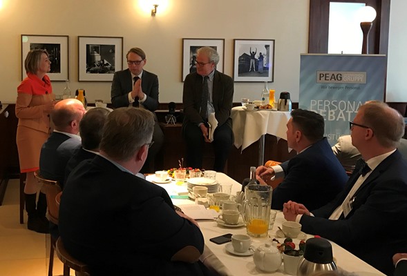 von links: Anette Kramme, Parlamentarische Staatssekretärin im Bundesministerium für Arbeit und Soziales, Oliver Zander, Hauptgeschäftsführer des Arbeitgeberverbandes Gesamtmetall, und Prof. Michael Burda, Leiter Institut für Wirtschaftstheorie der Humboldt-Universität