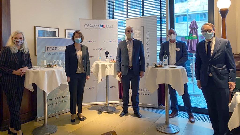 von links: Moderatorin Ute Welty, Leonie Gebers, Staatssekretärin aus dem Bundesministerium für Arbeit und Soziales, Professor Marcel Fratzscher, Präsidenten des Deutschen Instituts für Wirtschaftsforschung, Sven Kramer, Geschäftsführer der PEAG Holding GmbH, und Hauptgeschäftsführer, Hauptgeschäftsführer des Arbeitgeberverbandes Gesamtmetall