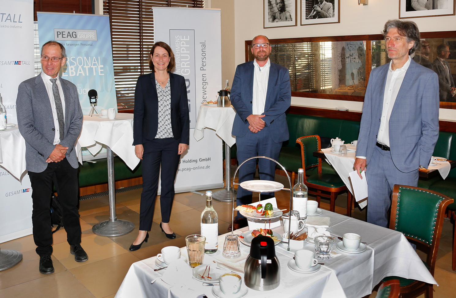 von links: Professor Bernd Fitzenberger, Direktor des Instituts für Arbeitsmarkt- und Berufsforschung, Leonie Gebers, Staatssekretärin aus dem Bundesministerium für Arbeit und Soziales, Sven Kramer, Geschäftsführer der PEAG Holding GmbH, und Moderator Gerhard Schröder