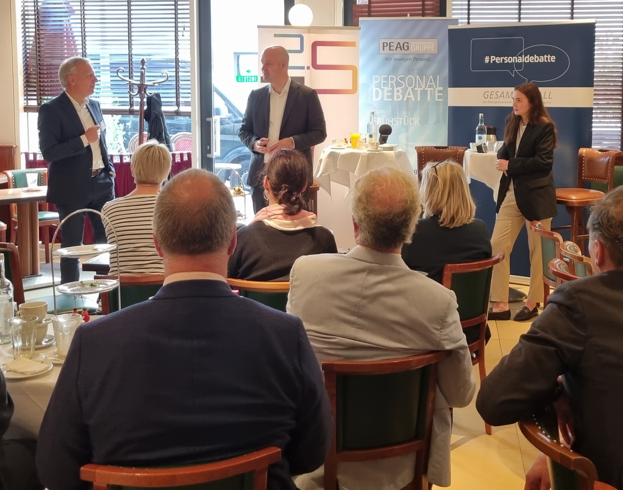 von links: Andreas Schmincke, Geschäftsführer der PEAG Holding GmbH, Professor Marcel Fratzscher (DIW) und Moderatorin Lisa Splanemann