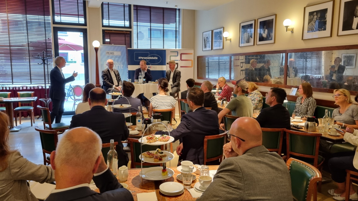 Andreas Schmincke, Geschäftsführer PEAG Holding GmbH, Andreas Kuhlmann, Vorsitzender der Geschäftsführung der Deutschen Energieagentur (dena), Thomas Heilmann, Mitglied der CDU-Bundestagsfraktion, und Moderator Frank Specht.