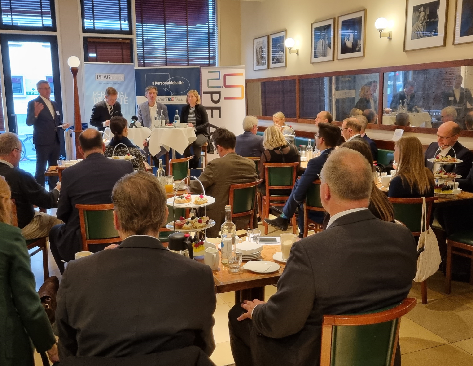 von links: Gerd Galonska, Sprecher der Geschäftsführung der PEAG Holding GmbH, Professor Michael Hüther, Direktor des Instituts der deutschen Wirtschaft, Moderator Gerhard Schröder und Lilian Tschan, Staatssekretärin im Bundesministerium für Arbeit und Soziales