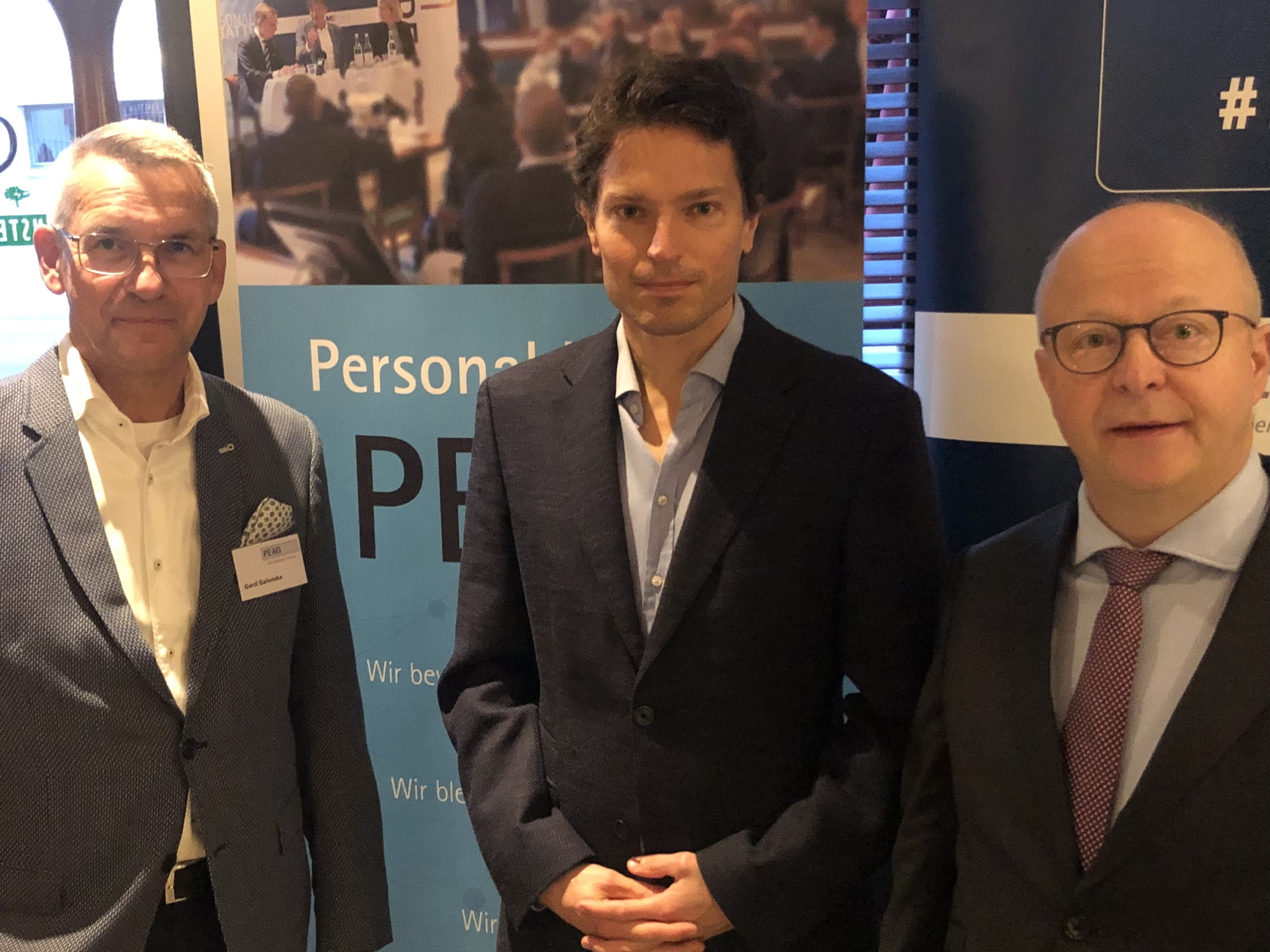 von links: Gerd Galonska, Sprecher der Geschäftsführung der PEAG Holding GmbH, Prof. Dr. Enzo Weber, Leiter des Forschungsbereichs „Prognosen und gesamtwirtschaftliche Analysen“ am Institut für Arbeitsmarkt- und Berufsforschung (IAB), und Michael Theurer, Parlamentarischer Staatssekretär beim Bundesminister für Digitales und Verkehr