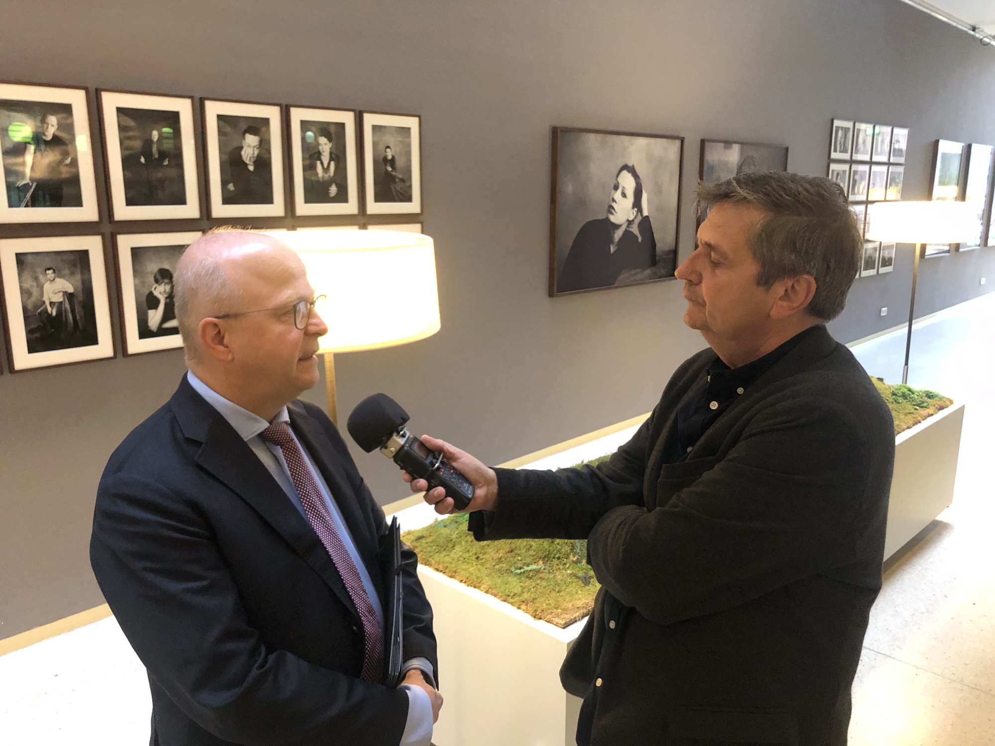 Michael Theurer, Parlamentarischer Staatssekretär beim Bundesminister für Digitales und Verkehr, im Gespräch mit Matthias Tüxen