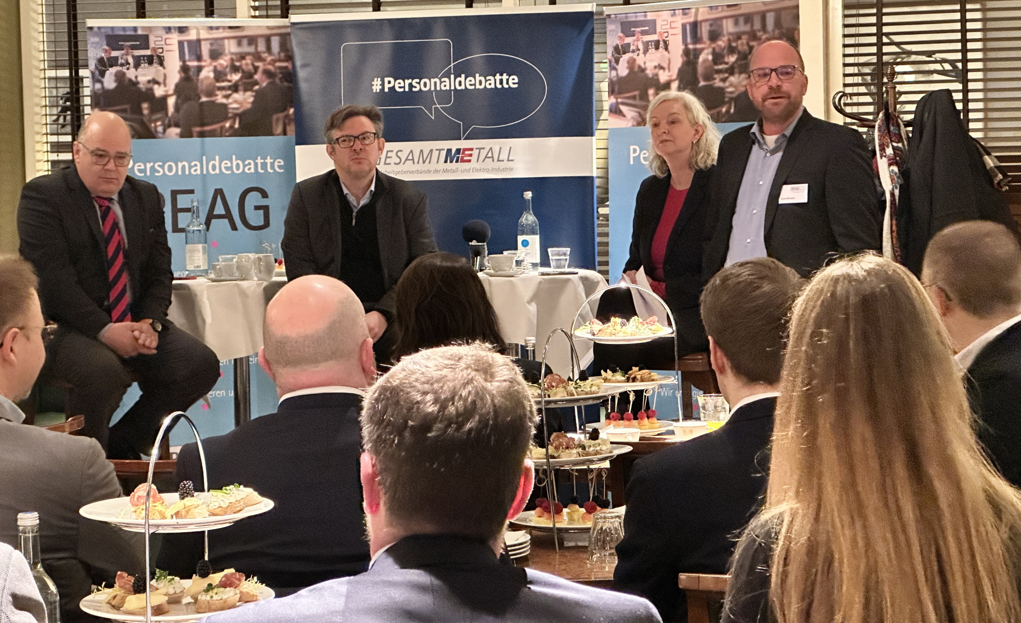 von links: Steffen Kampeter, Hauptgeschäftsführer Bundesvereinigung der Deutschen Arbeitgeberverbände (BDA), Dr. Martin Rosemann, MdB, SPD, Moderatorin Ute Welty, und Sven Kramer, Geschäftsführer der PEAG Holding GmbH