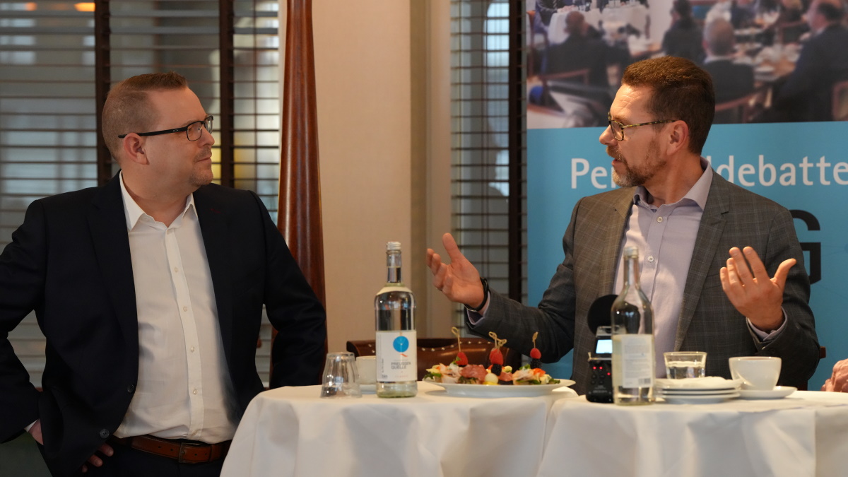 Jürgen Zierke (links), Geschäftsführer der BASF Services Europe GmbH in Berlin, und Prof. Dr. Sascha Stowasser, Mitglied im Rat der Arbeitswelt und Direktor des Instituts für angewandte Arbeitswissenschaft.