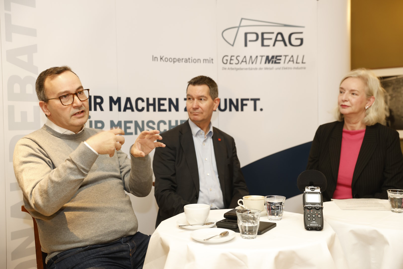 Daniel Abbou (links), Geschäftsführer des KI Bundesverbandes, Christoph Schmitz, Mitglied im ver.di-Bundesvorstand und dort Leiter des Fachbereichs Finanzdienste, Kommunikation und Technologie, Kultur, Ver- und Entsorgung, Selbstständige, und Moderatorin Ute Welty