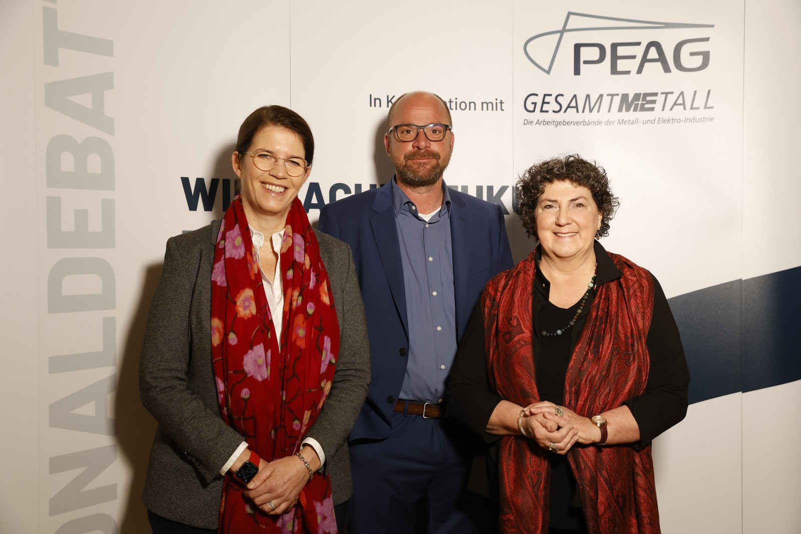 Christina Ramb (links), Mitglied der Hauptgeschäftsführung der Bundesvereinigung der Deutschen Arbeitgeberverbände, Sven Kramer, Sprecher der Geschäftsführung der PEAG Holding GmbH, und Anja Piel, Mitglied des Geschäftsführenden Bundesvorstands des Deutschen Gewerkschaftsbundes 
