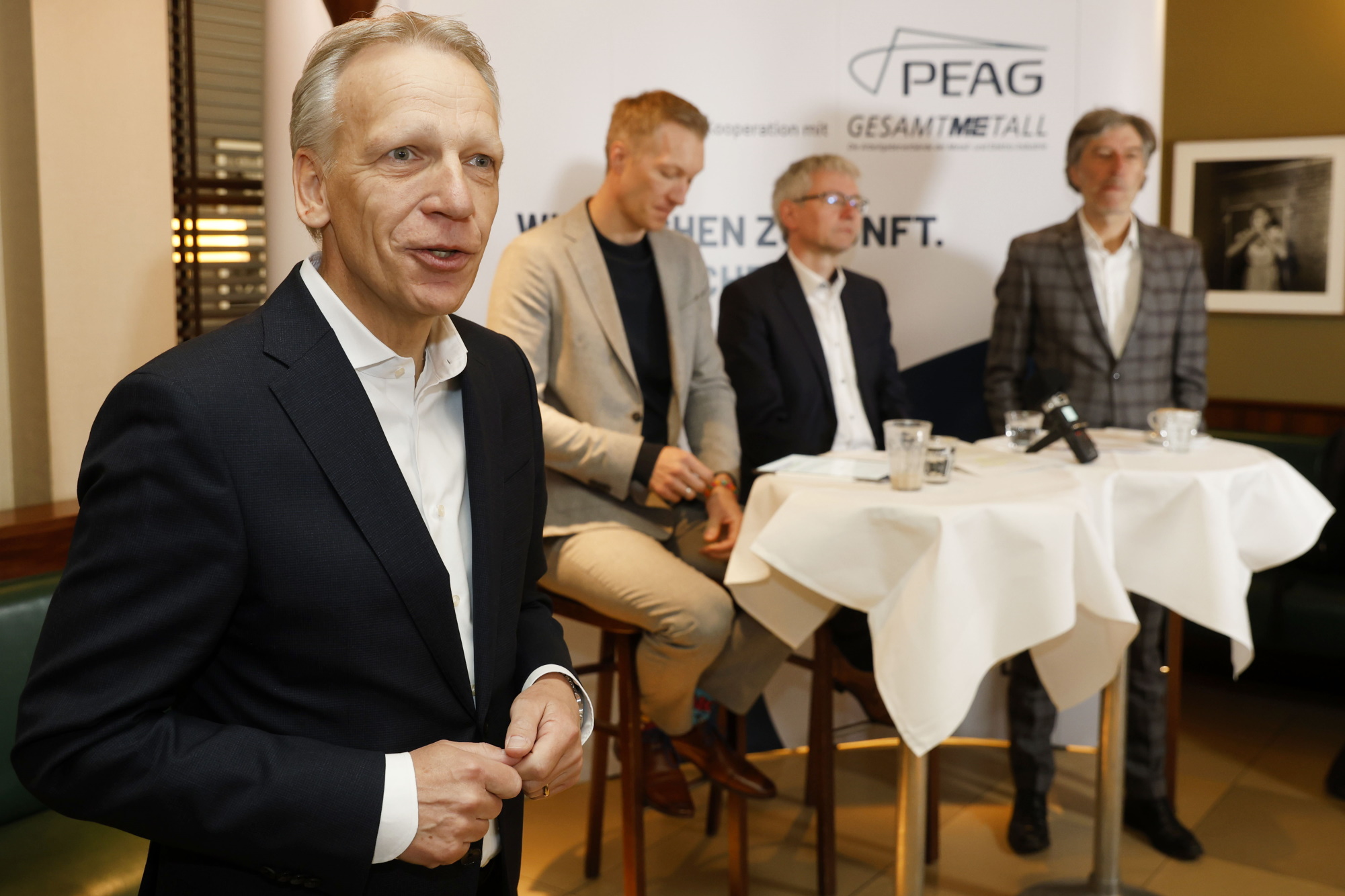 Von links: Andreas Schmincke, Geschäftsführer der PEAG Holding GmbH, Daniel Terzenbach, Vorstand der Bundesagentur für Arbeit und Sonderbeauftragter der Bundesregierung für die Integration von Geflüchteten in den Arbeitsmarkt, Dr. Achim Dercks, Stellvertretender Hauptgeschäftsführer der Deutschen Industrie- und Handelskammer DIHK, und Moderator Gerhard Schröder