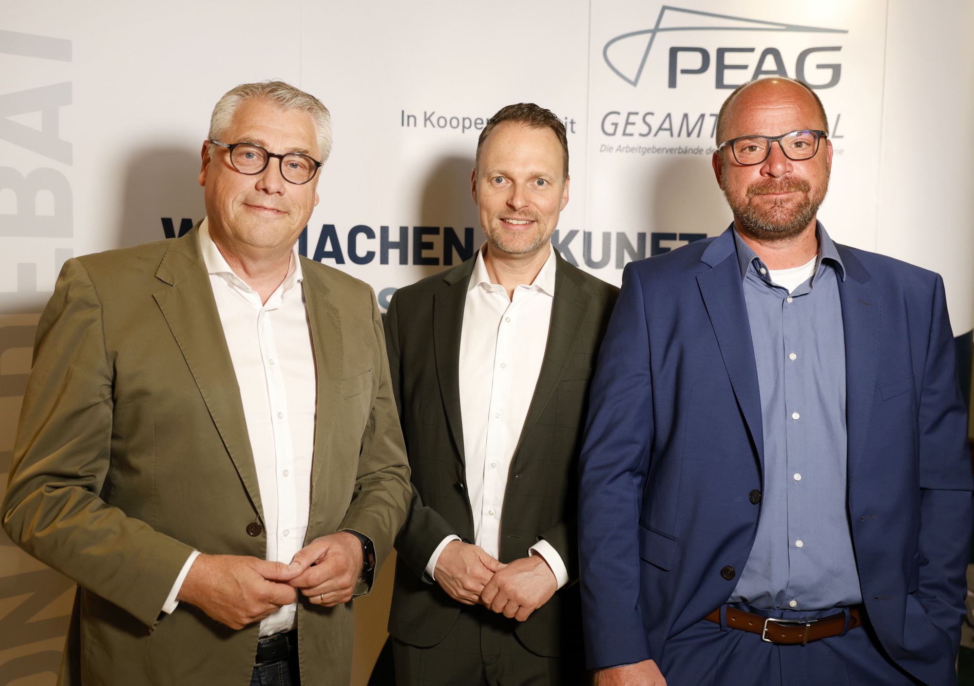 von links: Prof. Dr. Friedrich Hubert Esser, Präsident des Bundesinstituts für Berufsbildung, Kai Gehring, für Bündnis 90/Die Grünen im Bundestag und dort Vorsitzender des Ausschuss für Bildung, Forschung und Technikfolgenabschätzung, und Sven Kramer, Sprecher der Geschäftsführung der PEAG Holding GmbH 