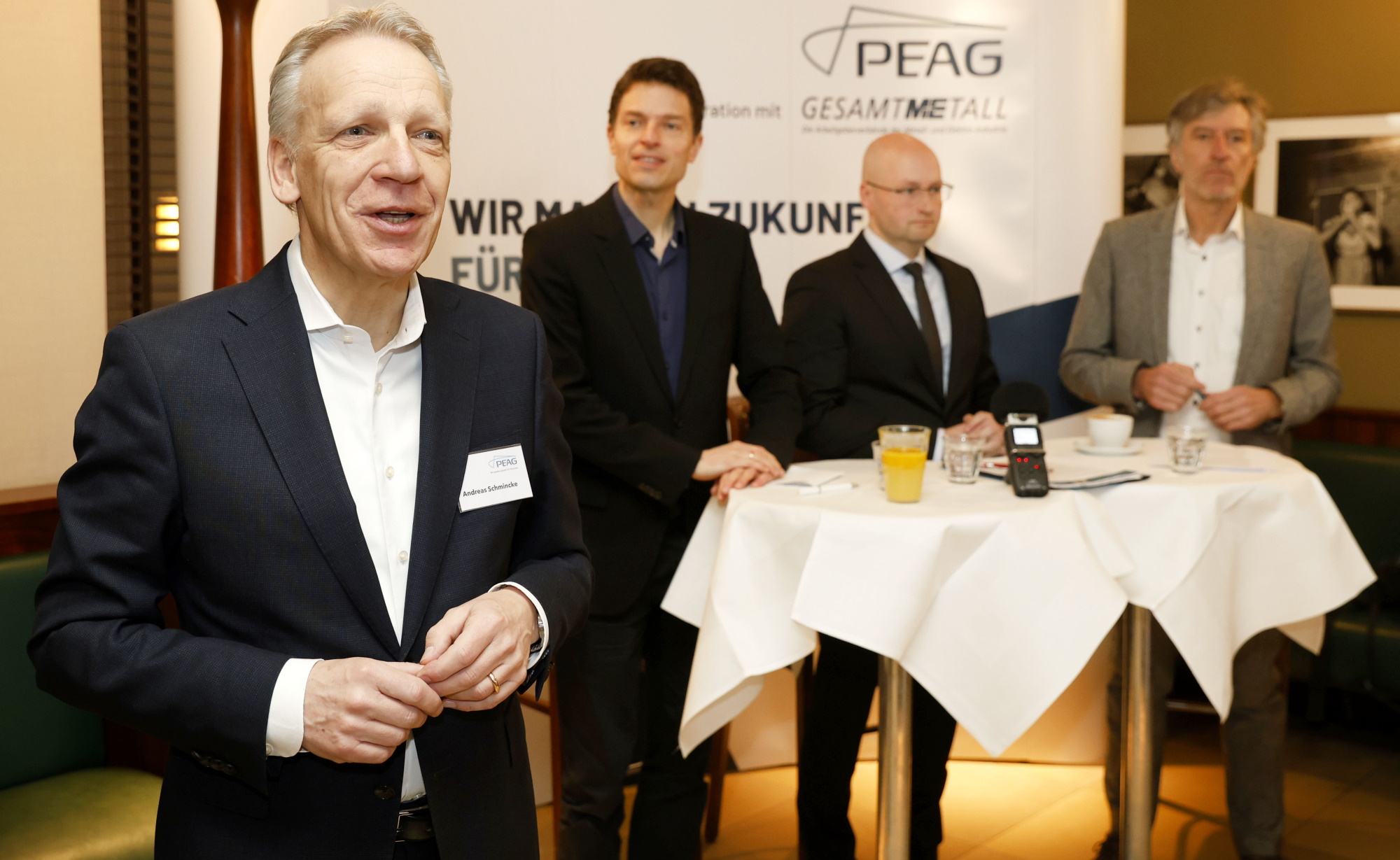 von links: Andreas Schmincke, Geschäftsführer der PEAG Holding GmbH, Prof. Dr. Enzo Weber, Leiter des Forschungsbereichs Prognosen und gesamtwirtschaftliche Analysen am Institut für Arbeitsmarkt- und Berufsforschung (IAB), Lars Kroemer, Chefvolkswirt und Abteilungsleiter Volkswirtschaft und Statistik beim Arbeitgeberverband Gesamtmetall, und Moderator Gerhard Schröder