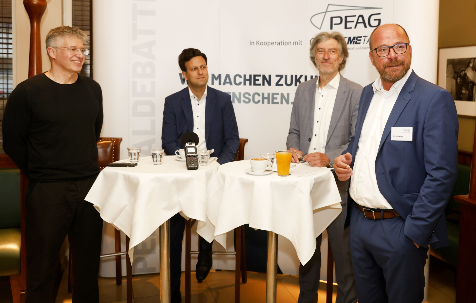 von links: Dr. Bernhard Rohleder, Hauptgeschäftsführer des Verbandes Bitkom, Parsa Marvi, SPD-Bundestagsabgeordneter und Mitglied im Ausschuss für Digitalisierung und Staatsmodernisierung, Moderator Gerhard Schröder, und Sven Kramer, Sprecher der Geschäftsführung der PEAG Holding GmbH.