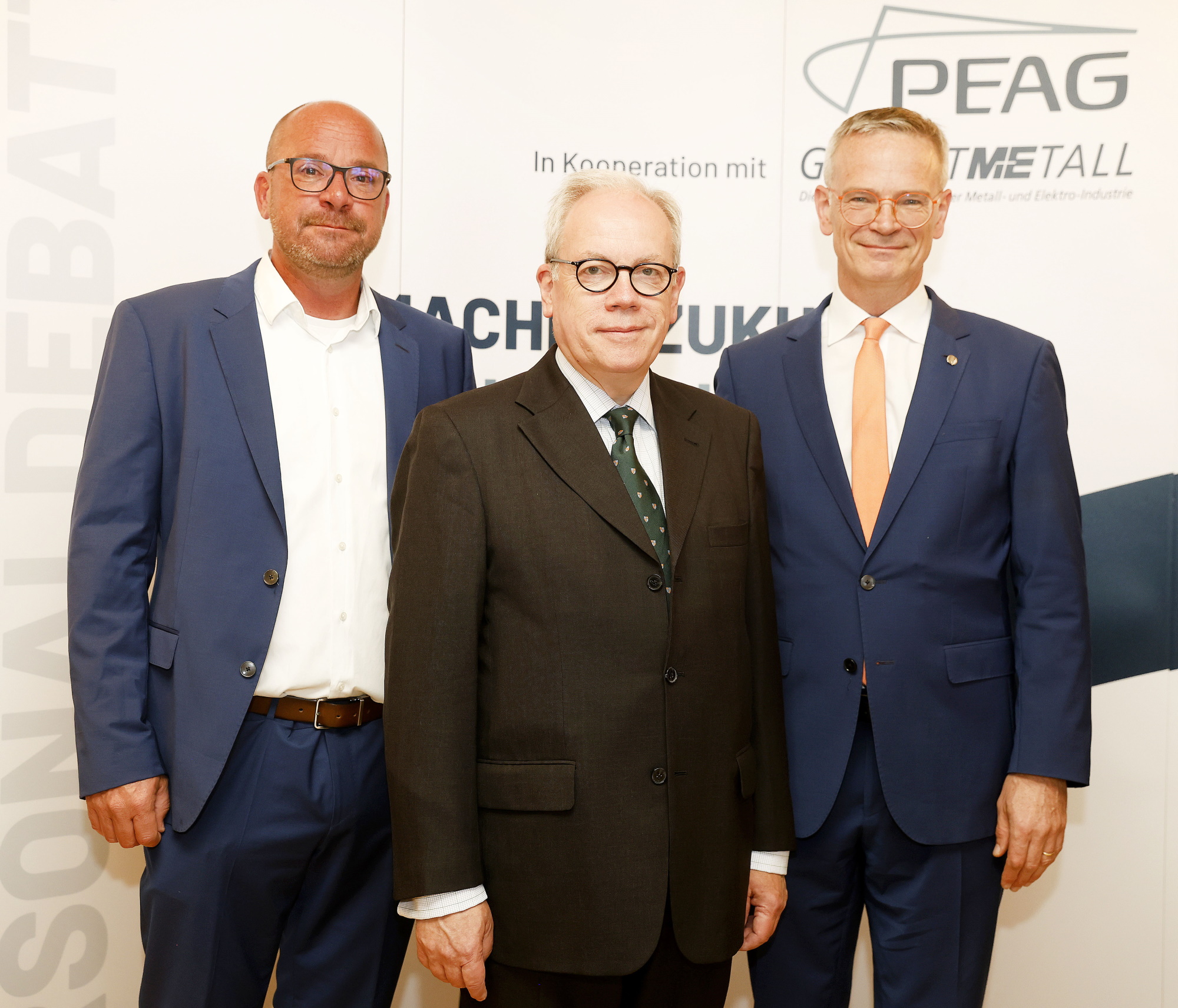 von links: Sven Kramer, Sprecher der Geschäftsführung der PEAG Holding GmbH, Dr. Hans Christoph Atzpodien, Hauptgeschäftsführer, Bundesverband der Deutschen Sicherheits- und Verteidigungsindustrie (BDSV), und Dr. Markus Reichel, CDU-Bundestagsabgeordneter und Mitglied im Ausschuss Arbeit und Soziales