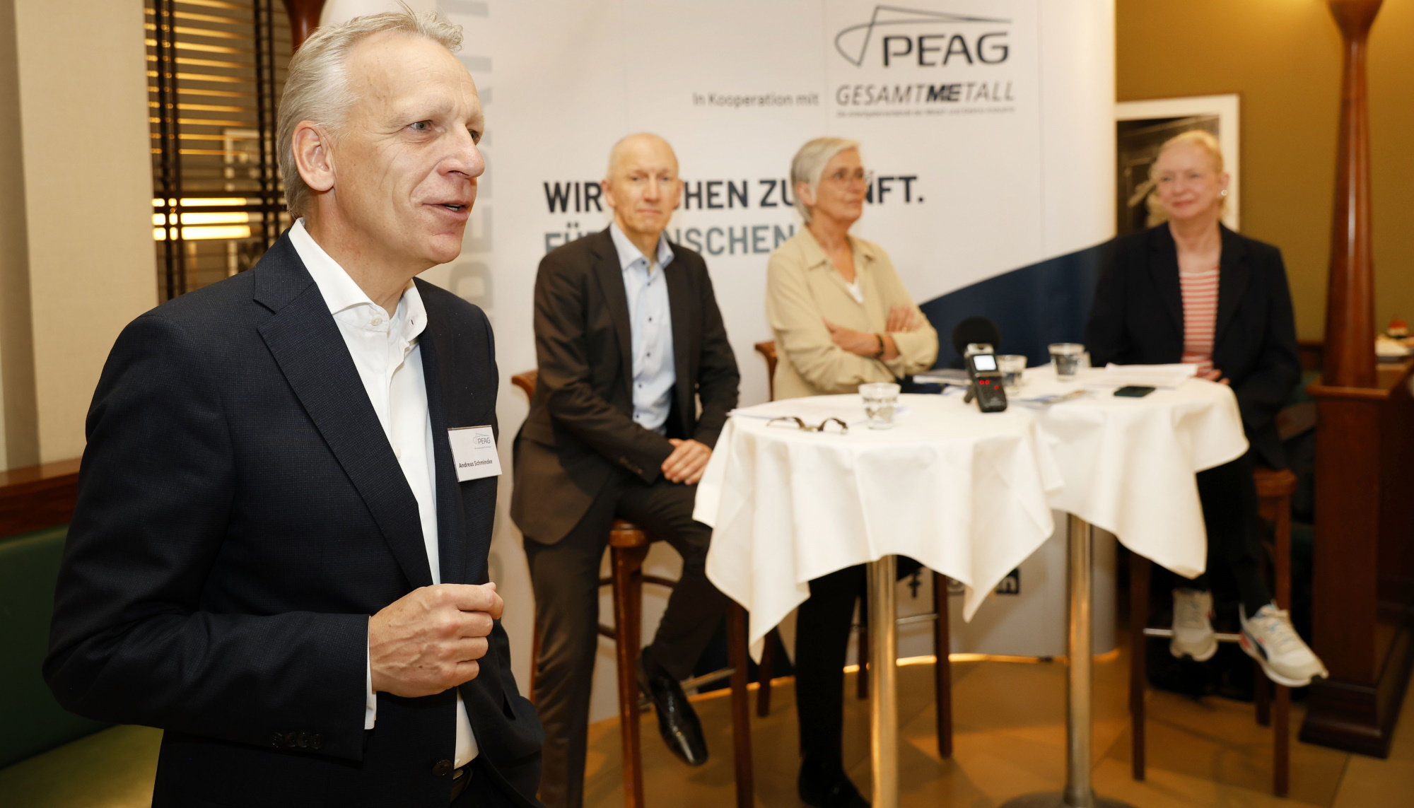 von links: Andreas Schmincke, Geschäftsführer der PEAG Holding GmbH, Alexander Gunkel, Mitglied der Hauptgeschäftsführung der Bundesvereinigung der Deutschen Arbeitgeberverbände (BDA), Isabel Rothe, Präsidentin der Bundesanstalt für Arbeitsschutz und Arbeitsmedizin (BAuA), und Moderatorin Ute Welty.