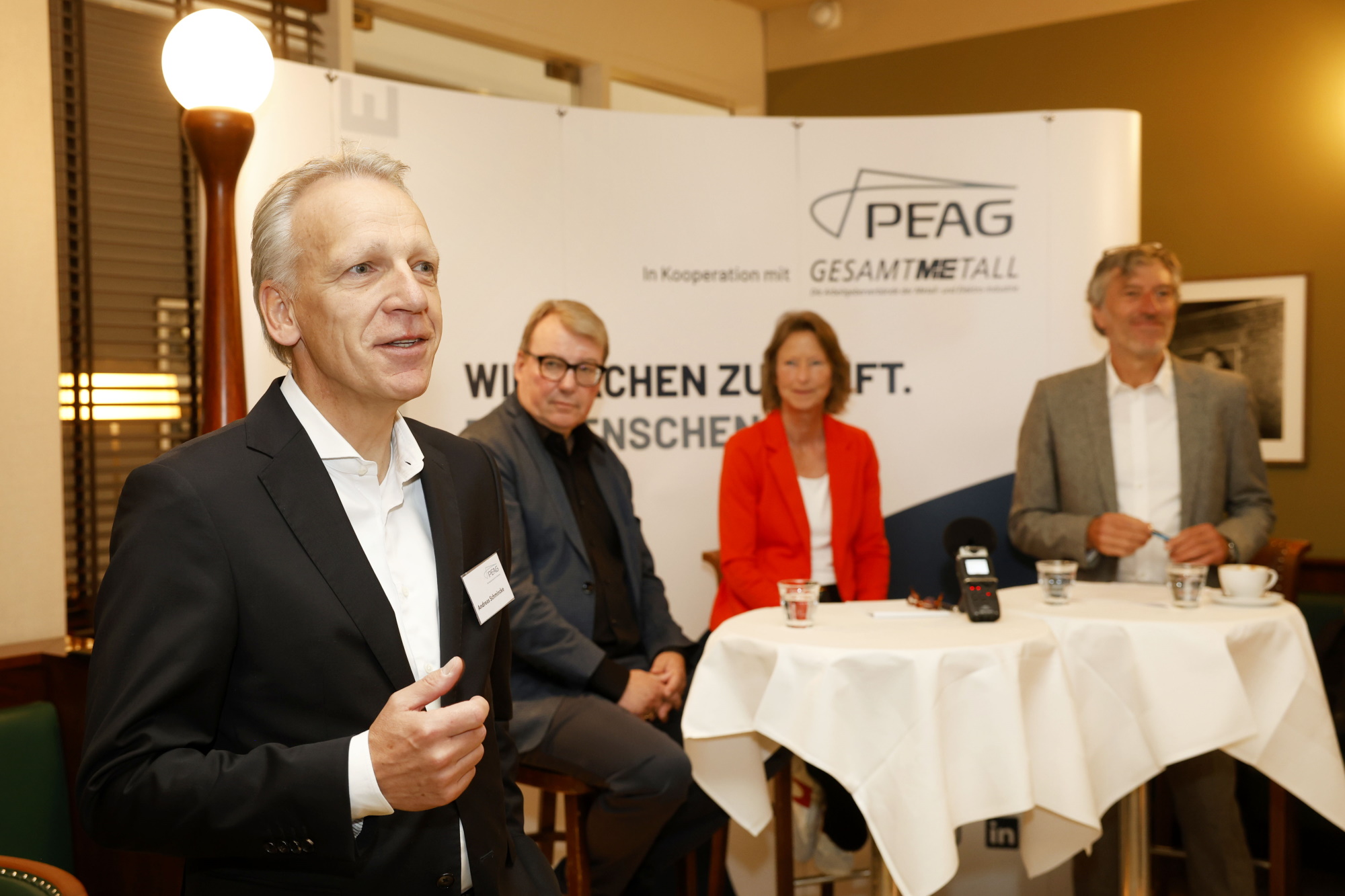 von links: Andreas Schmincke, Geschäftsführer der PEAG Holding GmbH, Prof. Dr. Herbert Brücker, Leiter des Forschungsbereichs „Migration, Integration und internationale Arbeitsmarktforschung“ am Institut für Arbeitsmarkt- und Berufsforschung (IAB), Sandra Carstensen, für die CDU im Bundestag und Mitglied im Ausschuss für Arbeit und Soziales, und Moderator Gerhard Schröder