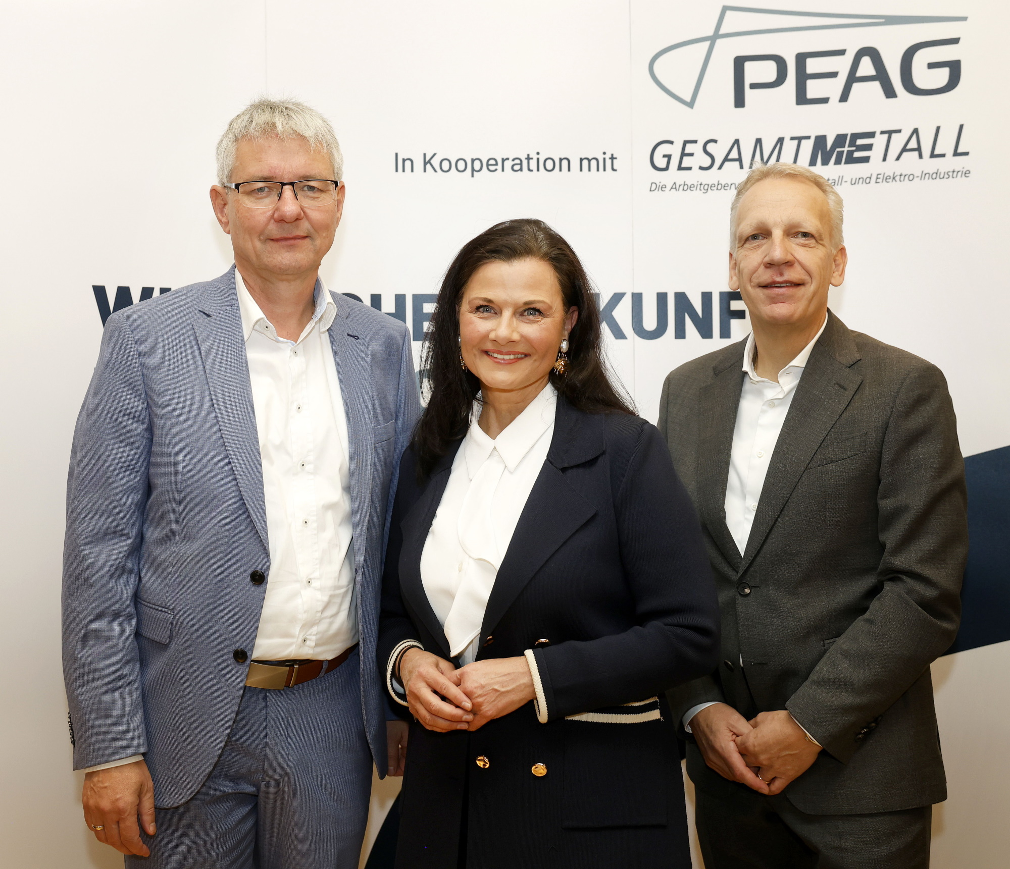 von links: Dr. Achim Dercks, stellvertretender Hauptgeschäftsführer der Deutschen Industrie- und Handelskammer (DIHK), Gitta Connemann, Parlamentarische Staatssekretärin im Bundesministerium für Wirtschaft und Energie und Beauftragte der Bundesregierung für den Mittelstand, und Andreas Schmincke, Geschäftsführer der PEAG Holding GmbH