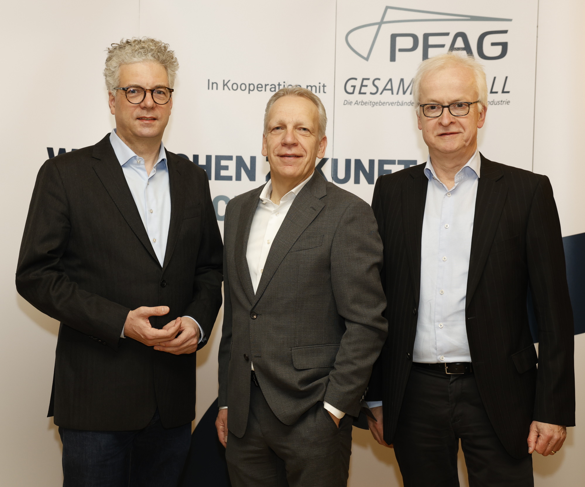von links: Dr. Stefan Nacke, für die CDU im Bundestag und Mitglied im Ausschuss für Arbeit und Soziales, Andreas Schmincke, Geschäftsführer der PEAG Holding GmbH, und Dr. Hans Jürgen Urban, Geschäftsführendes Vorstandsmitglied der IG Metall. 