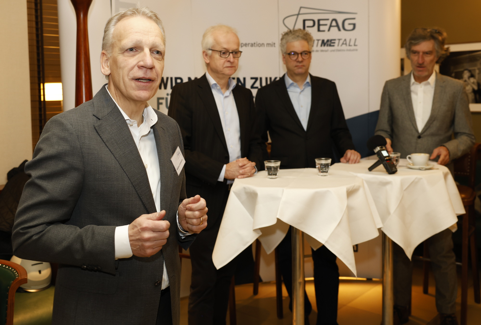 von links: Andreas Schmincke, Geschäftsführer der PEAG Holding GmbH, Dr. Hans Jürgen Urban, Geschäftsführendes Vorstandsmitglied der IG Metall, Dr. Stefan Nacke, für die CDU im Bundestag und Mitglied im Ausschuss für Arbeit und Soziales, und Moderator Gerhard Schröder 