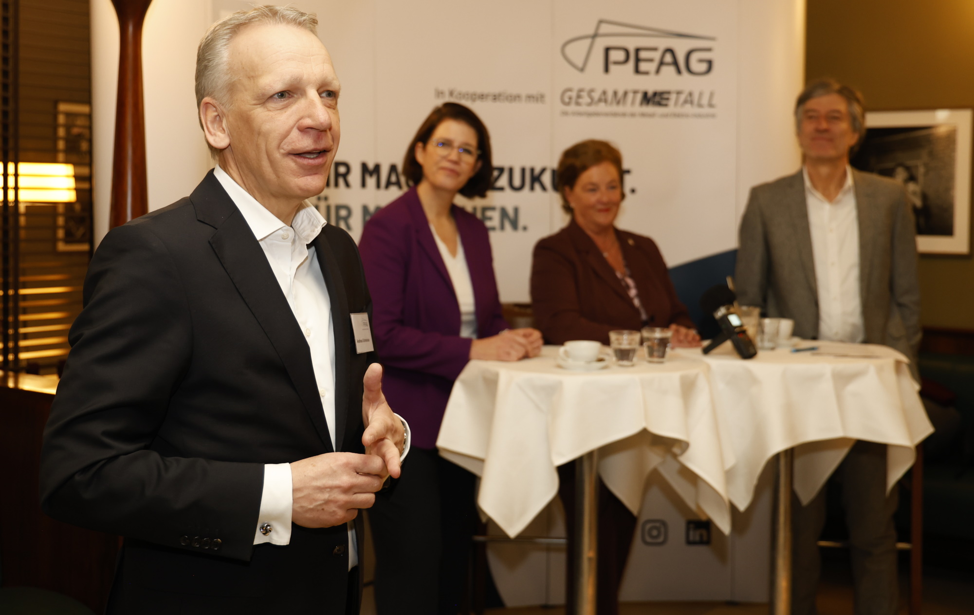 von links: Andreas Schmincke, Geschäftsführer der PEAG Holding GmbH, Christina Ramb, Mitglied der Hauptgeschäftsführung der Bundesvereinigung der Deutschen Arbeitgeberverbände (BDA), Michaela Engelmeier, Vorstandsvorsitzende des Sozialverbands Deutschland (SoVD), und Moderator Gerhard Schröder