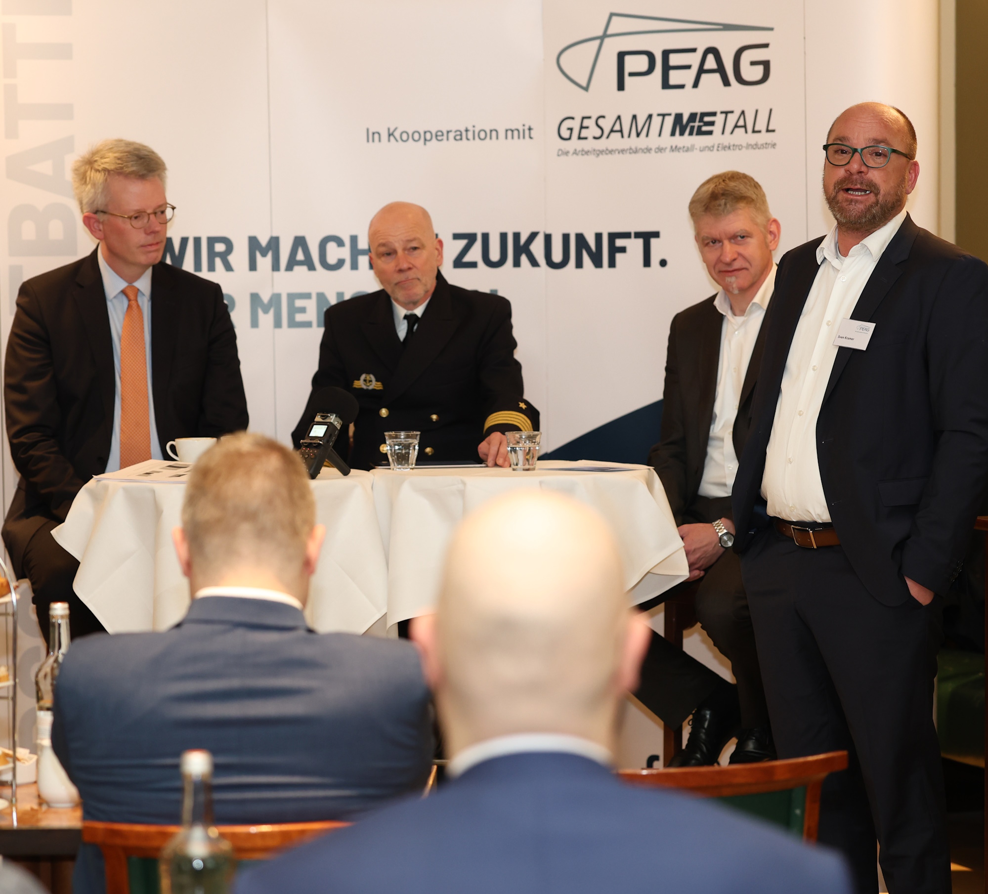 von links: Prof. Dr. Hubertus Bardt, Geschäftsführer am Institut der deutschen Wirtschaft Köln (IW), Kapitän zur See Alexander Wald vom Kompetenzzentrum Reservistenangelegenheiten Bundeswehr, Moderator Frank Specht und Sven Kramer, Sprecher der Geschäftsführung der PEAG Holding GmbH