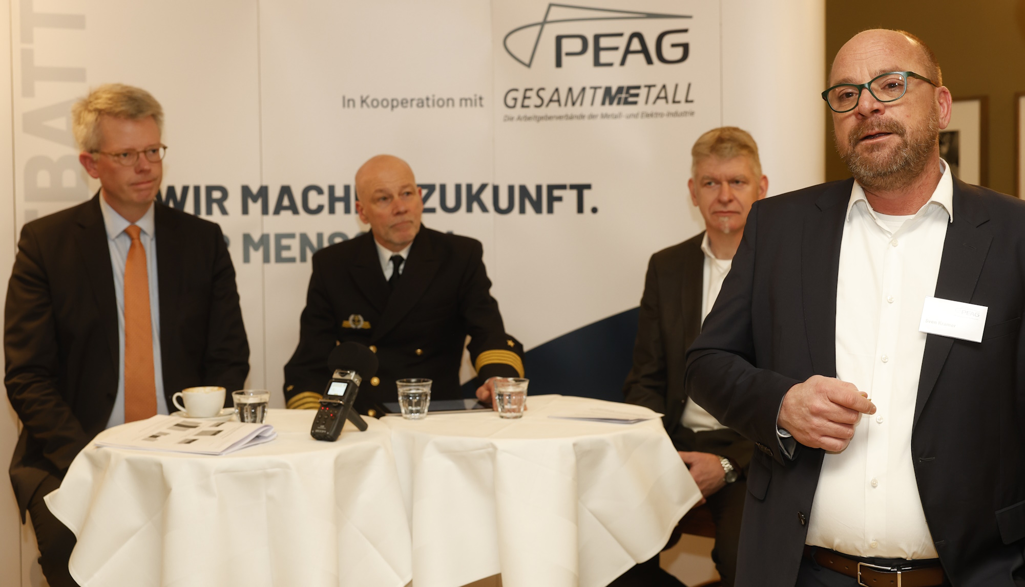 von links: Prof. Dr. Hubertus Bardt, Geschäftsführer am Institut der deutschen Wirtschaft Köln (IW), Kapitän zur See Alexander Wald vom Kompetenzzentrum Reservistenangelegenheiten Bundeswehr, Moderator Frank Specht und Sven Kramer, Sprecher der Geschäftsführung der PEAG Holding GmbH