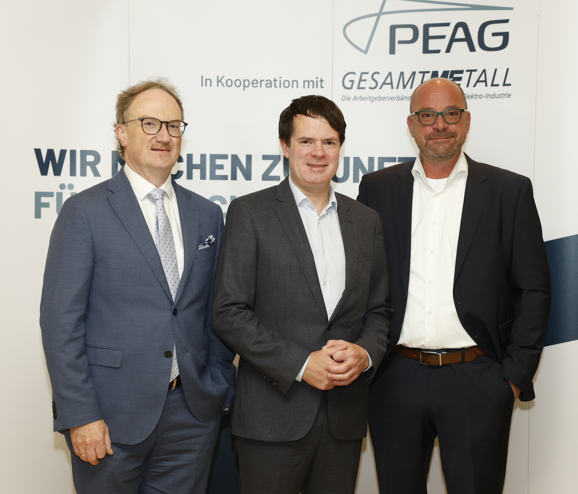 von links: Prof. Dr. Dr. h.c. Lars P. Feld, Professor an der Albert-Ludwigs-Universität Freiburg, Direktor des Walter Eucken Instituts und ehemaliger Wirtschaftsweiser, Björn Böhning, Staatssekretär im Bundesfinanzministerium, und Sven Kramer, Sprecher der Geschäftsführung der PEAG Holding GmbH