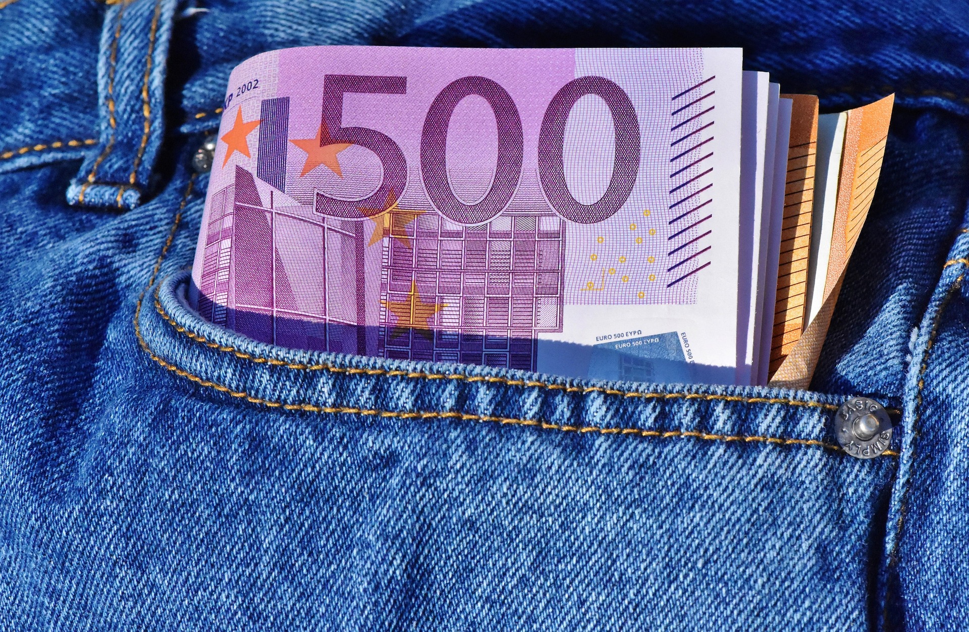 Das Bild zeigt einen 500 Euro-Schein in einer Hosentasche. Beschäftigte von PEAG Personal können Menschen aus dem Freundeskreis für Zeitarbeit empfehlen, dafür erhalten sie bis zu 500 Euro. 