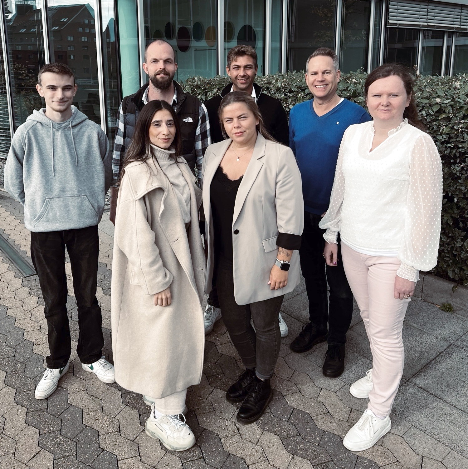 PEAG Personal pflegt den Kontakt zu Beschäftigten in der Zeitarbeit und Kundenunternehmen persönlich und vor Ort mit Niederlassungen bundesweit, das Foto zeigt das Team der Niederlassung in Duisburg.