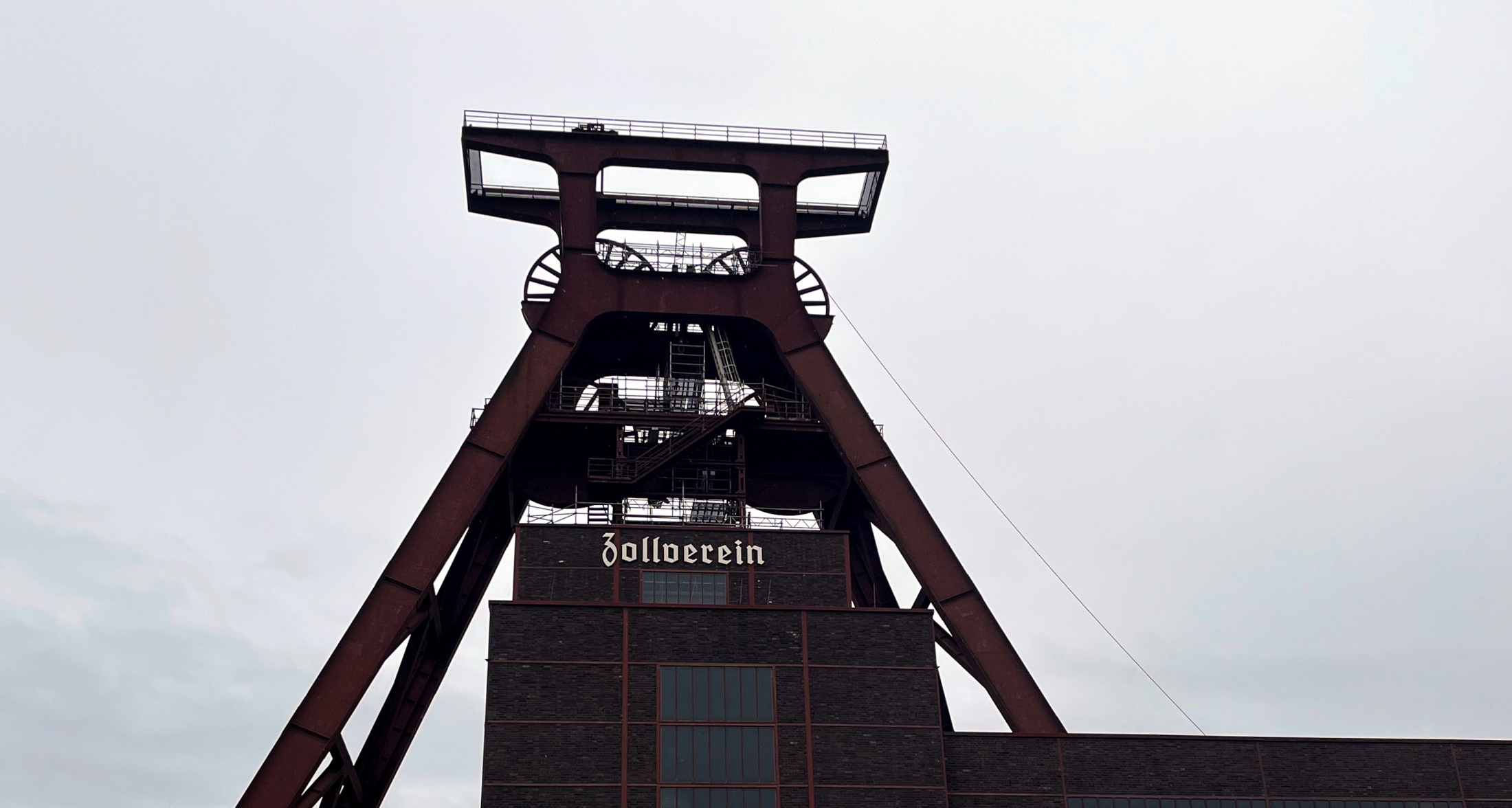 Das Foto zeigt den Turm von Zeche Zollverein in Essen.