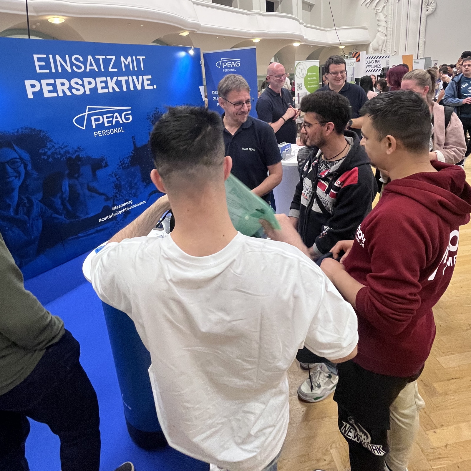 Unsere Kollegen aus der Niederlassung Leipzig von PEAG Personal treffen heute beim Karrieretag in Leipzig neue Interessenten für Jobs in Zeitarbeit 
