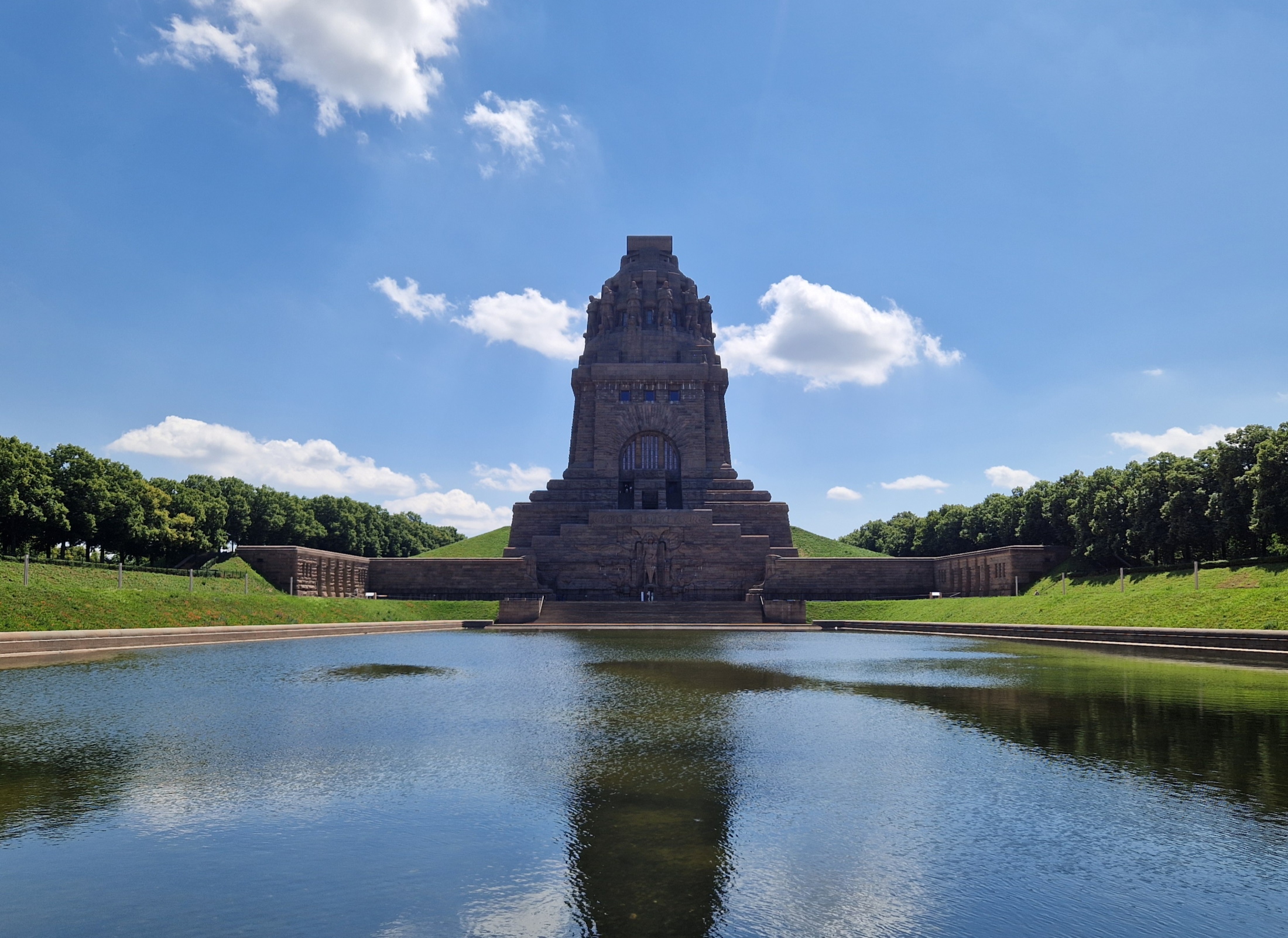 Das Foto zeigt das Völkerschlachtdenkmal in Leipzig, ein Denkmal im Südosten der Stadt.