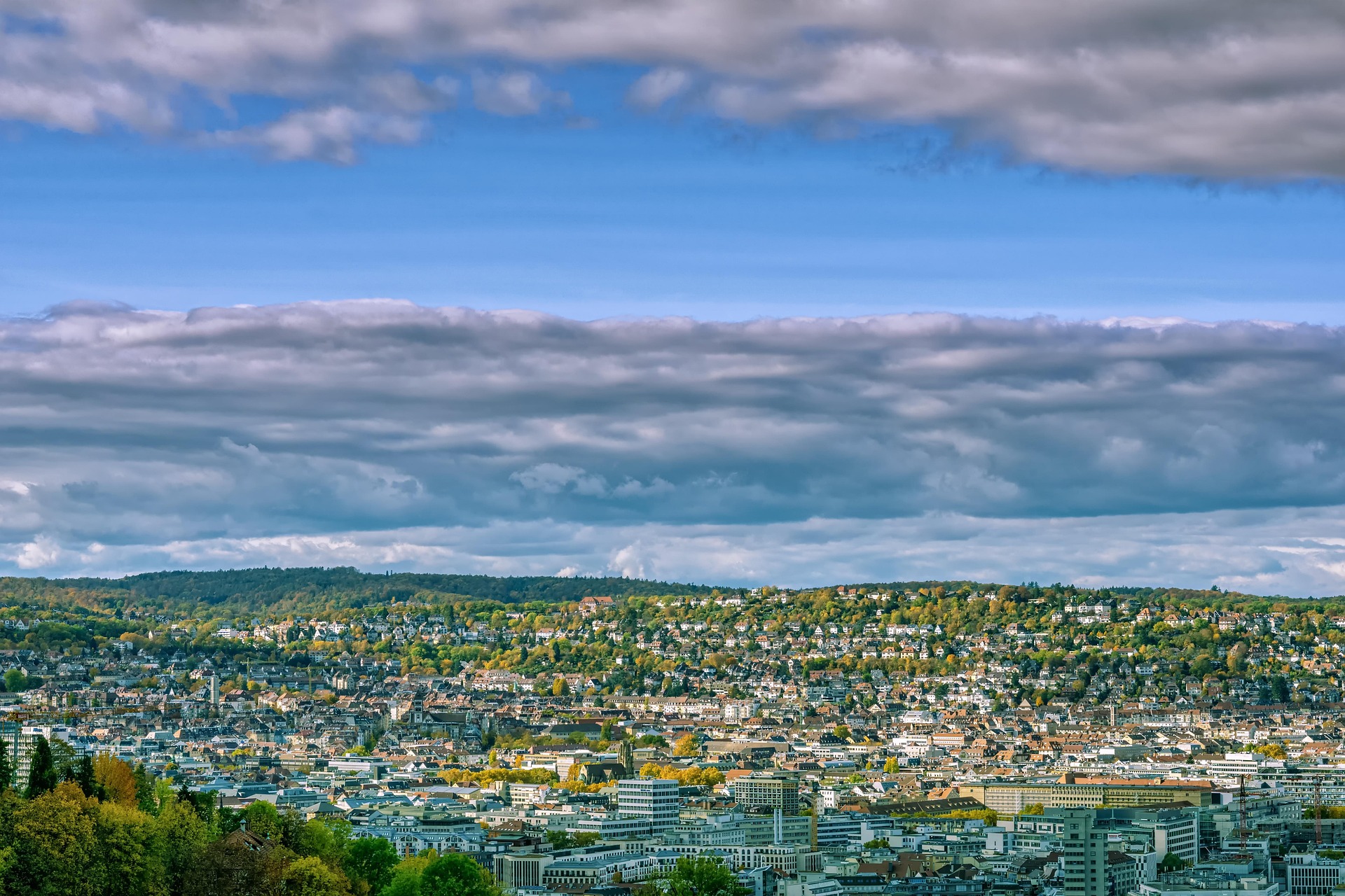 Das Foto zeigt einen Rundumblick über Stuttgart.