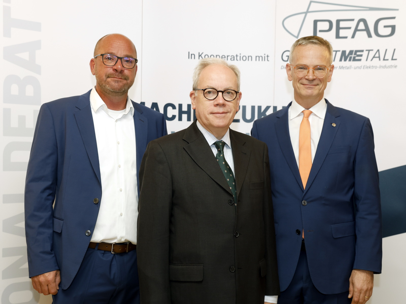 von links: Sven Kramer, Sprecher der Geschäftsführung der PEAG Holding GmbH, Dr. Hans Christoph Atzpodien, Hauptgeschäftsführer, Bundesverband der Deutschen Sicherheits- und Verteidigungsindustrie (BDSV), und Dr. Markus Reichel, CDU-Bundestagsabgeordneter und Mitglied im Ausschuss Arbeit und Soziales