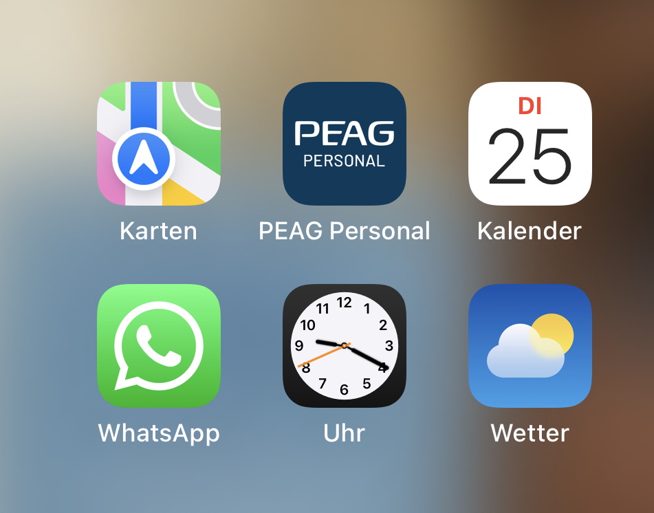 Das Bild zeigt App-Symbole auf dem Display eines Smartphones. Es weißt darauf hin, dass bei PEAG Personal eine Bewerbung über WhatsApp möglich ist. 