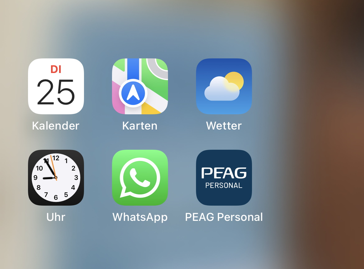 Das Bild zeigt App-Symbole auf dem Display eines Smartphones. Es weißt darauf hin, dass bei PEAG Personal eine Bewerbung über WhatsApp möglich ist. 