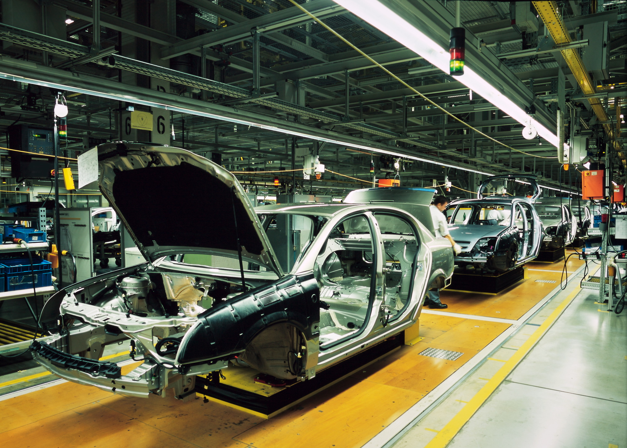 PEAG Personal überlässt Fachkräfte: Das Bild zeigt eine Fertigungsstraße in einem Werk für Automobilproduktion.