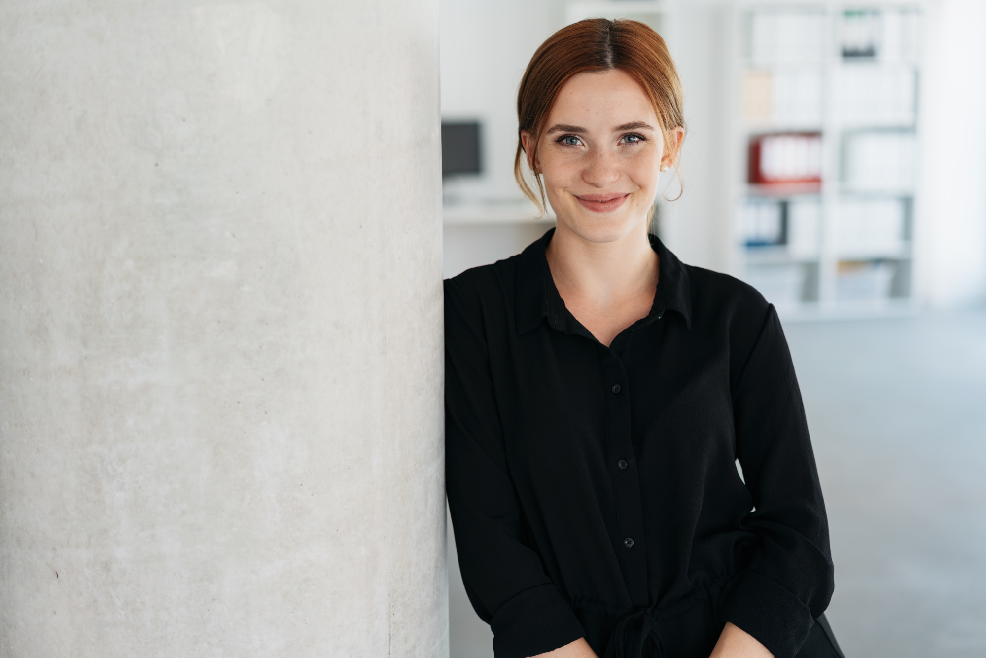 PEAG Personal überlässt Fachkräfte: Das Bild zeigt eine Frau, die in einem Büro steht.