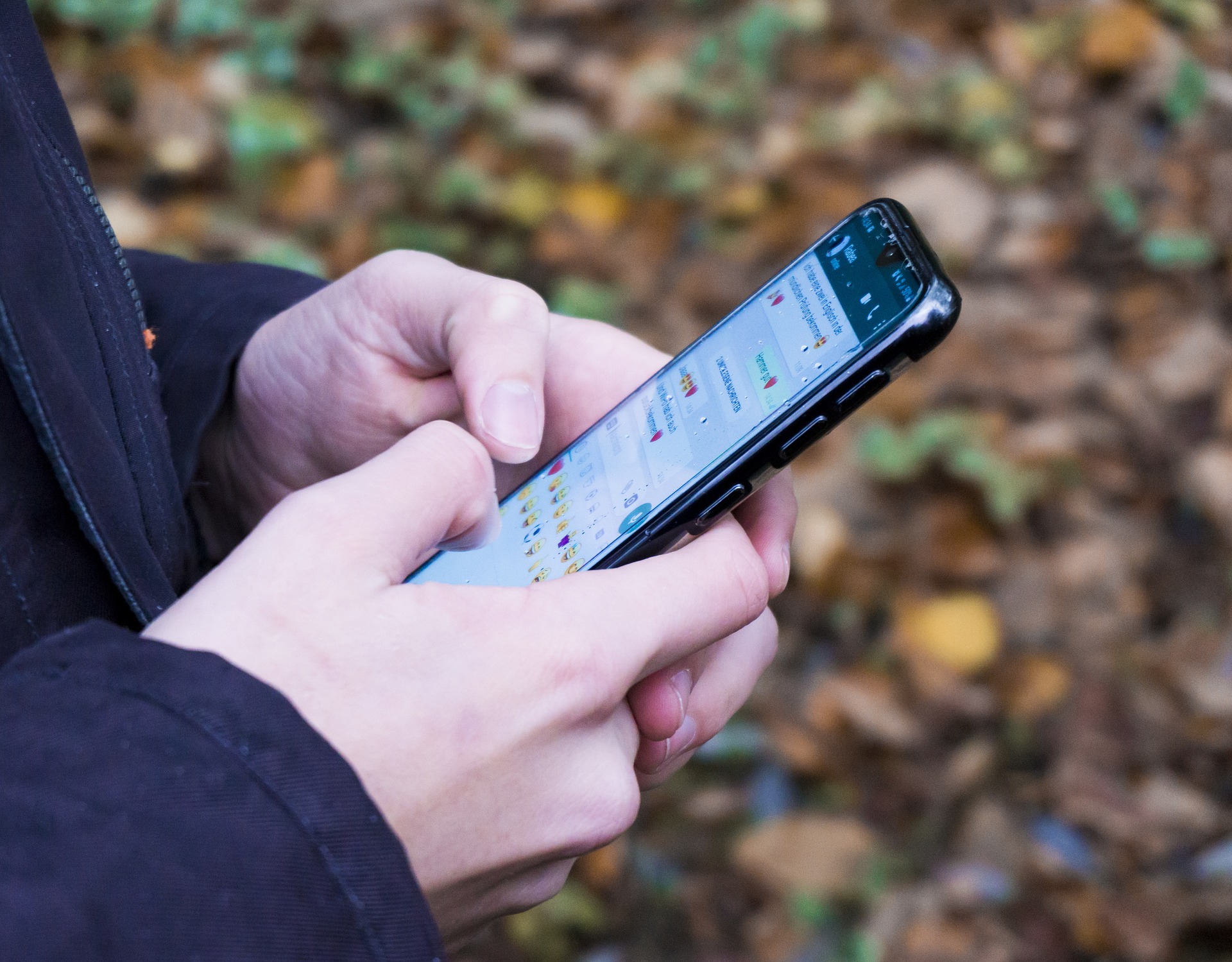 Das Bild zeigt zwei Hände, die ein Smartphone bedienen. Es symbolisiert aktuelle Nachrichten der PEAG Personal GmbH. 