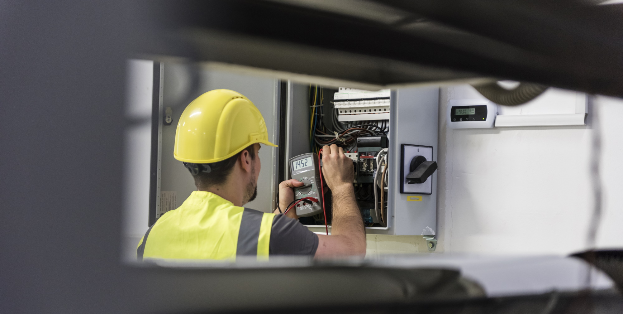 PEAG Personal überlässt Fachkräfte: Das Bild zeigt einen Techniker, der an einem Schaltkasten arbeitet.
