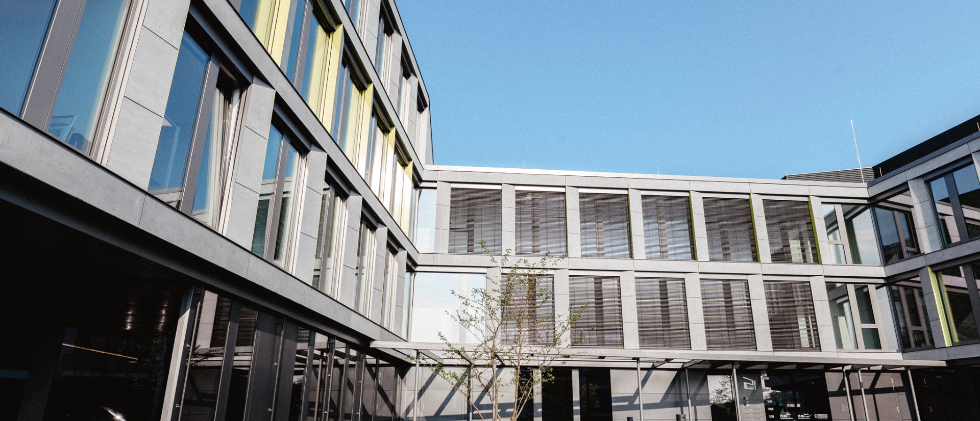Das Foto zeigt die Fassade des Gebäudes OCEAN21, der Standort der PEAG Gruppe in Dortmund