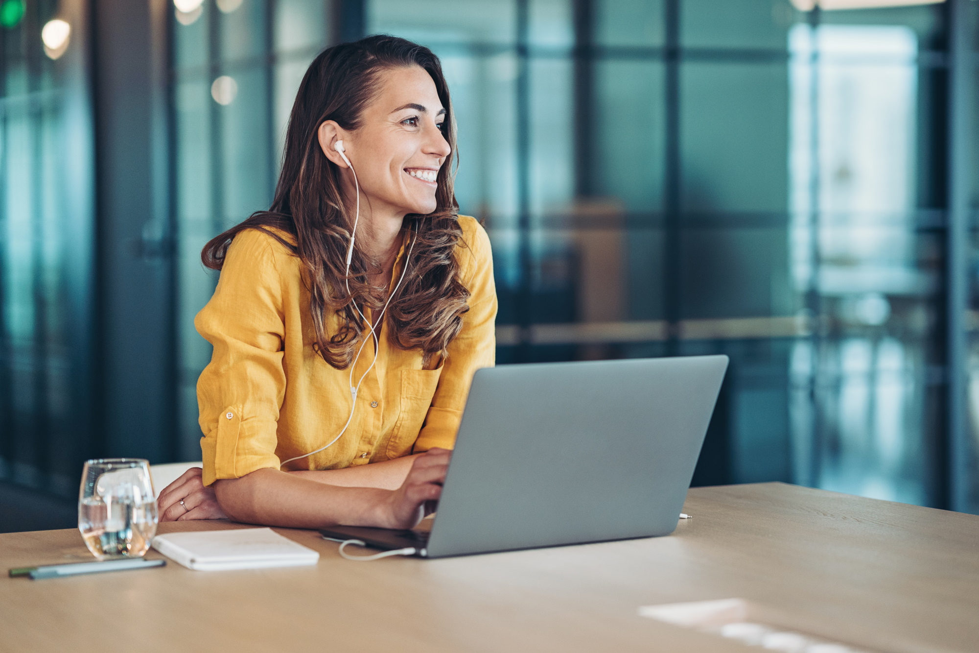 Das Bild zeigt eine junge Frau, die am Laptop arbeitet. Es steht für eine der Zielgruppen der PEAG Personal GmbH in der Zeitarbeit.