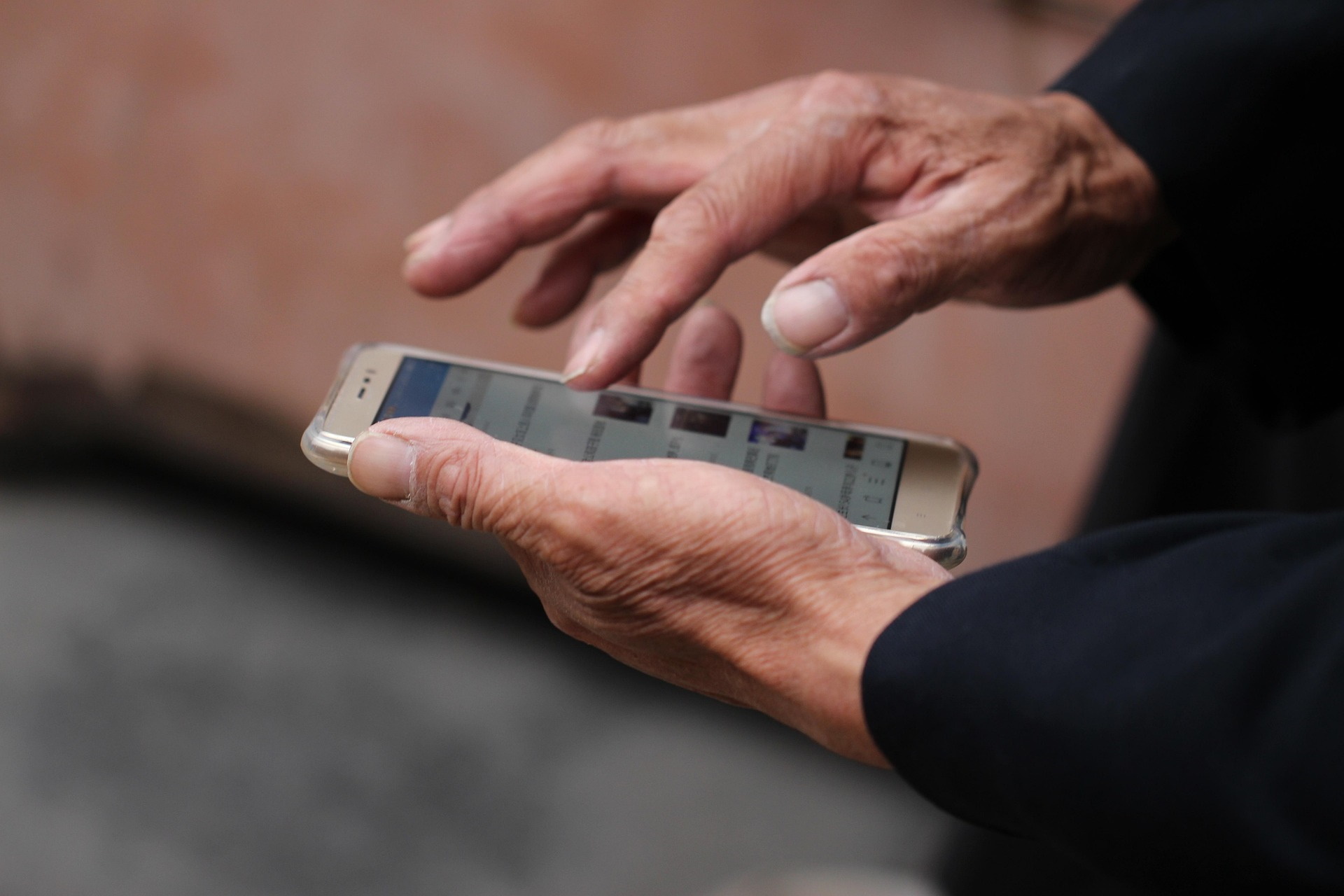Das Bild zeigt zwei Hände, die ein Smartphone bedienen. Es symbolisiert aktuelle Nachrichten der PEAG Personal GmbH. 